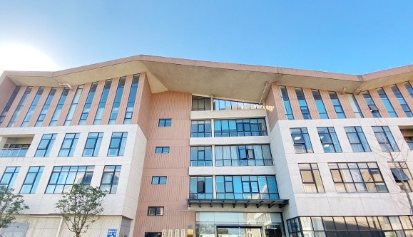 依托青蓮生豬產(chǎn)業(yè)研究院，積極與國內(nèi)外科研單位和高校開展多種形式的合作研究。